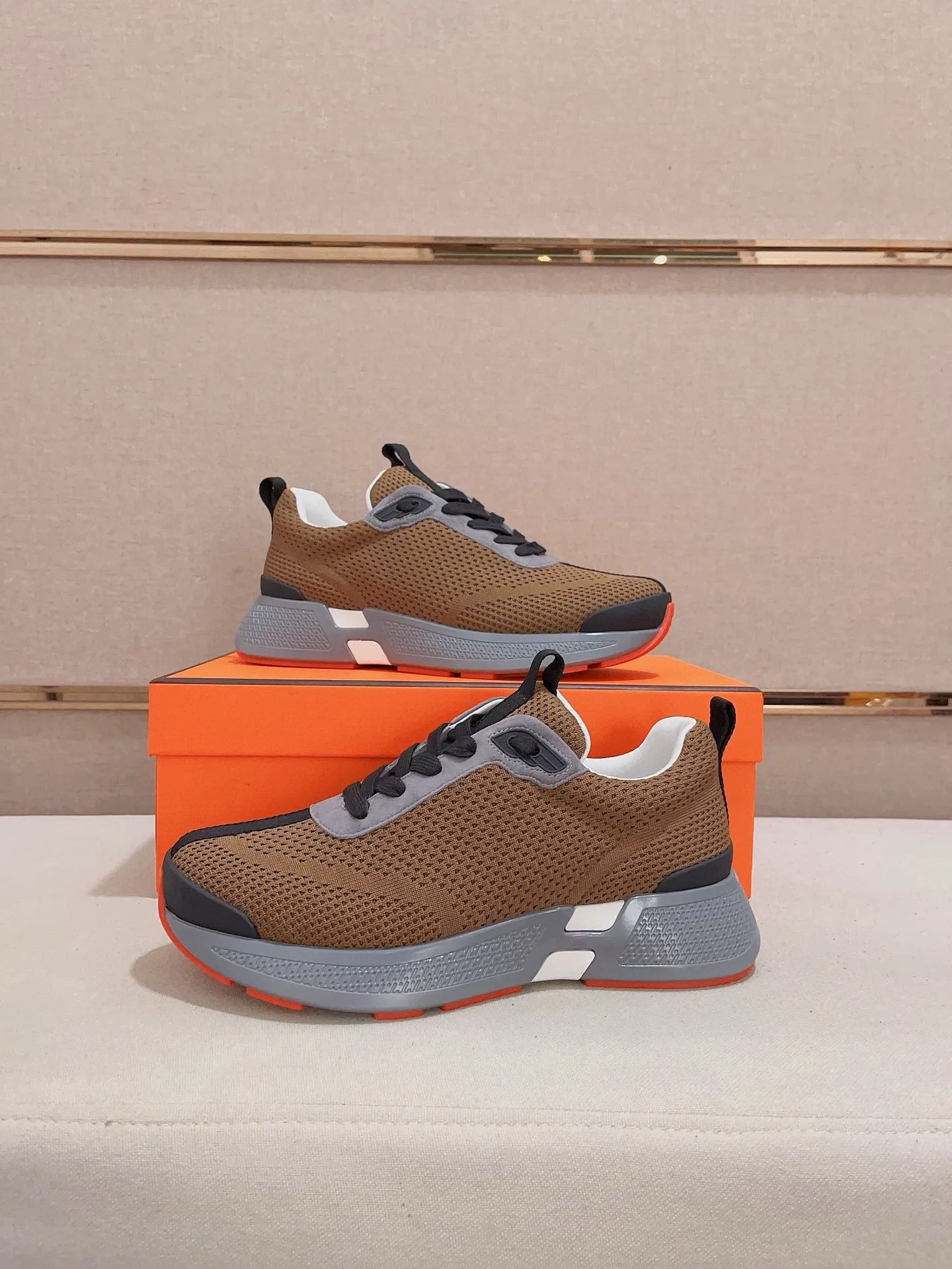 Factory price: 540💰《HERMES》【Classic Original Version】Hermès; Top 🔝 Purchasing Agency 🔍🔍Men's latest 🇺🇸 counters are on sale simultaneously, original imported from Italy ▲▲Silk cowhide with breathable fabric ▲▲ (high-end and expensive Qi·Grade) Exquisite workmanship (Italian 🇮🇹Imported water-dyed 🐂cowhide lining) Sole: Original sole provided by the original factory, ⚠️Exclusive double-layer activity·TPR·Rubber·Combined molded outsole; Super·comfortable·wear-resistant·non-slip·environmental protection The real thing is more beautiful if you take the real thing (high quality, follow the order), you can enter and exit the counter at will * Number of yards: 38·39·40·41·42·43·44# (can be customized 45.)
